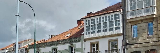 Fachadas con galerías acristaladas y tejados de teja en Santiago de Compostela
